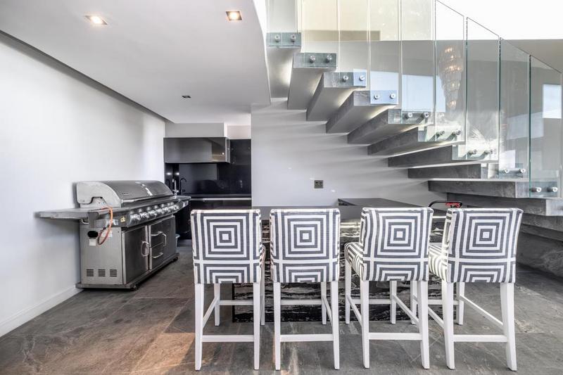 7 Bedroom Property for Sale in Bantry Bay Western Cape